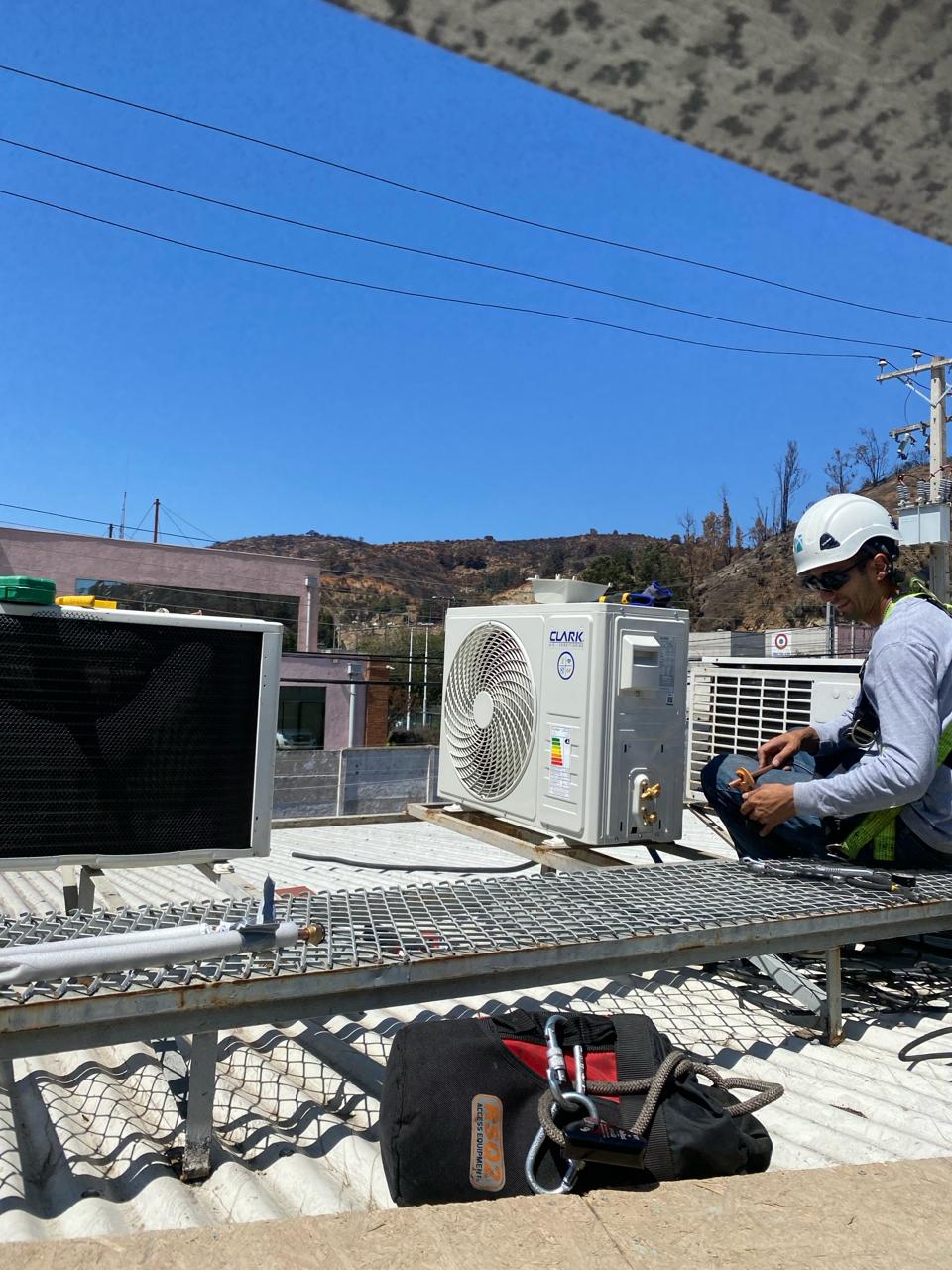 Técnico especializado en instalación de aire acondicionado de techo